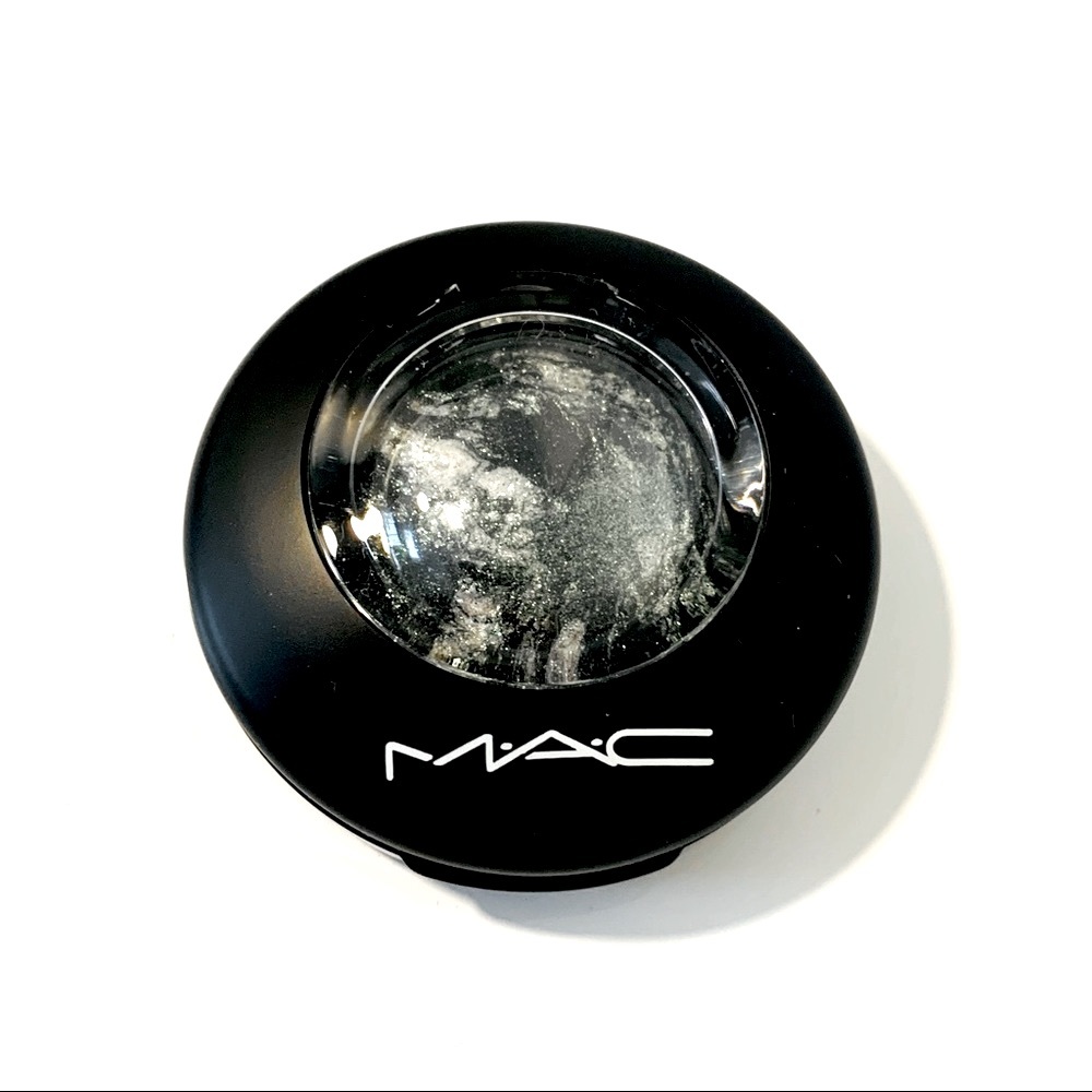Mac Mineralize Eye Shadow in Smutty Green